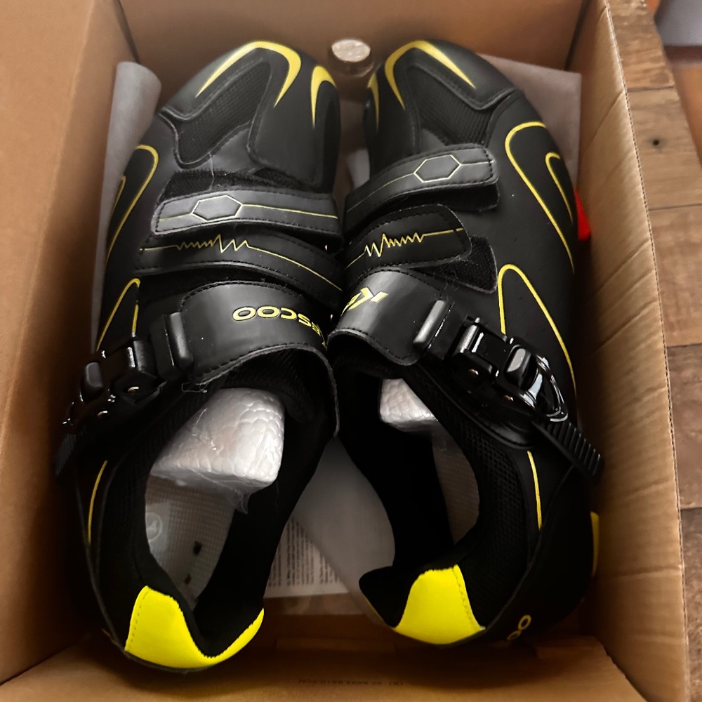 Peloton biking shoes Kescoo brand. NIB M9.5 W 12